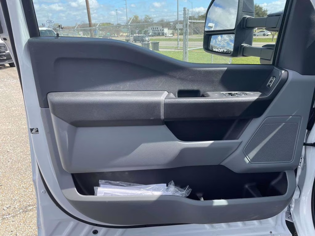 2026 Oxford White Ford Super Duty F-550 DRW XL RWD Chassis