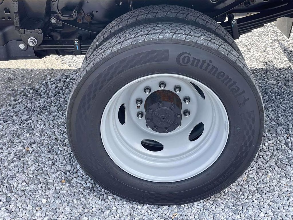 2026 Oxford White Ford Super Duty F-550 DRW XL RWD Chassis