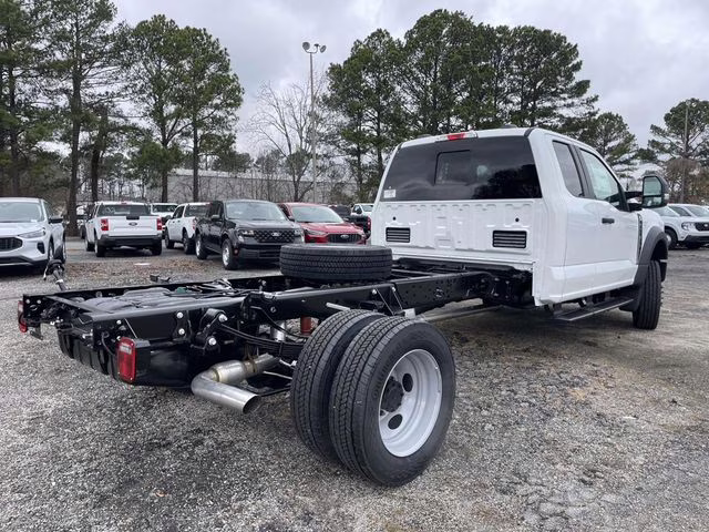 2026 Oxford White Ford Super Duty F-450 DRW XL RWD Chassis