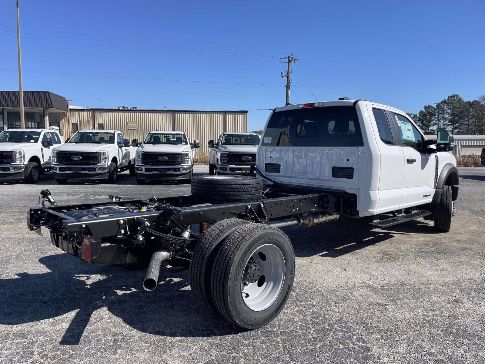 2026 Oxford White Ford Super Duty F-450 DRW XL RWD Chassis