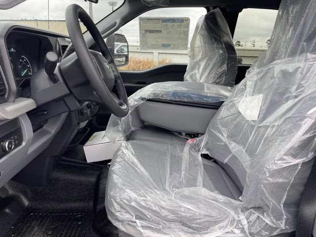 2026 Oxford White Ford Super Duty F-450 DRW XL RWD Chassis