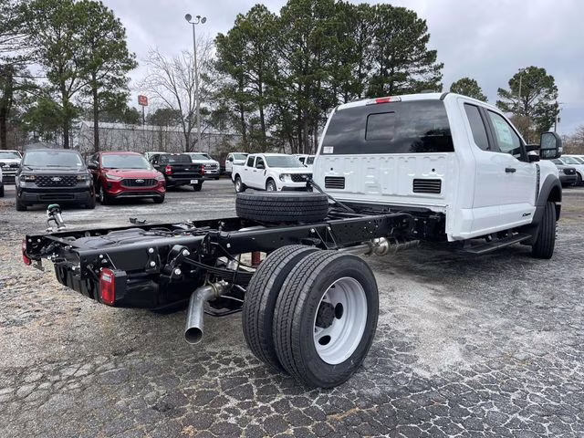 2026 Oxford White Ford Super Duty F-450 DRW XL RWD Chassis