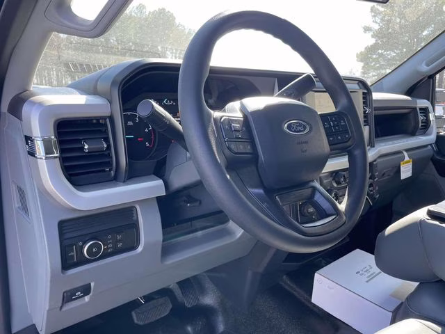 2026 Oxford White Ford Super Duty F-450 DRW XL RWD Chassis