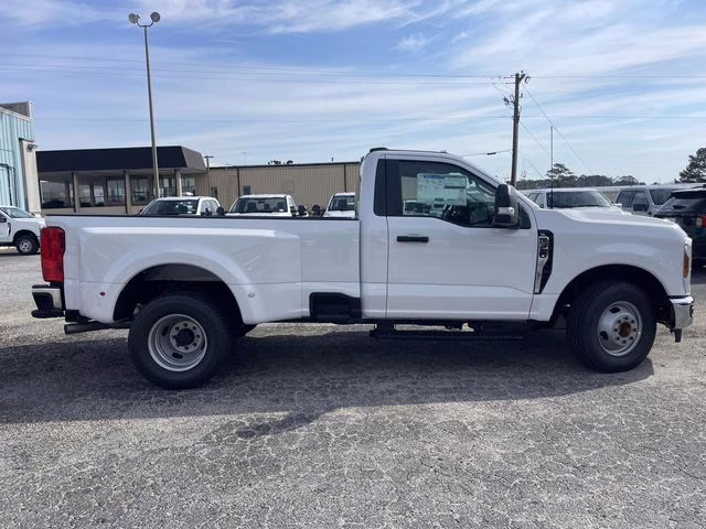 2026 Oxford White Ford Super Duty F-350 DRW XL RWD Truck