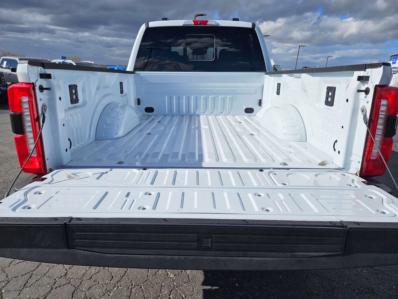 2026 Oxford White Ford Super Duty F-350 SRW XLT 4X4 Truck