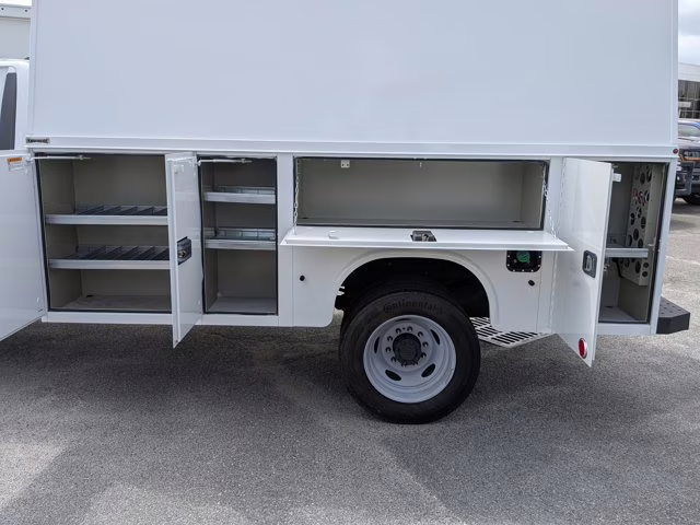 2026 Oxford White Ford Super Duty F-550 DRW XL 4X4 Truck