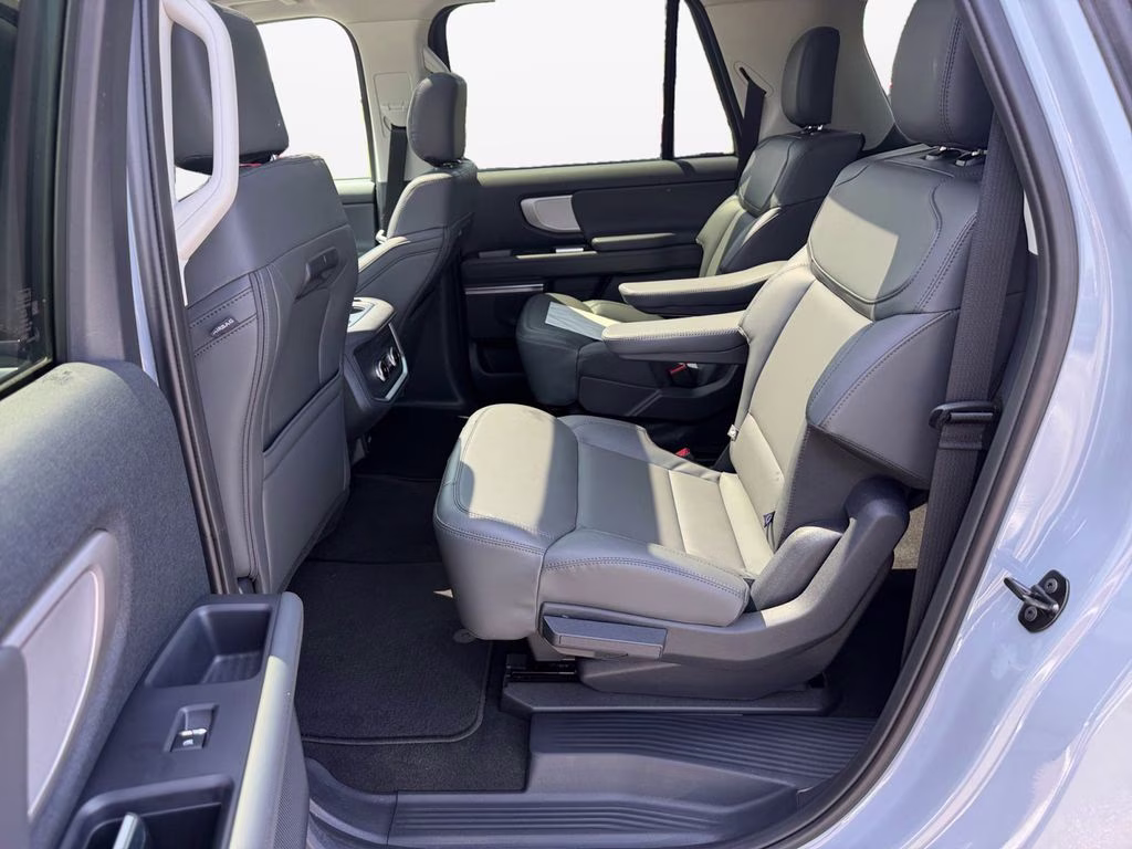 2026 Glacier Gray Metallic Tri-Coat Ford Expedition Max Active w/Black Tuxedo Wrap & 24" Spoke Niche Wheel 4X4 SUV