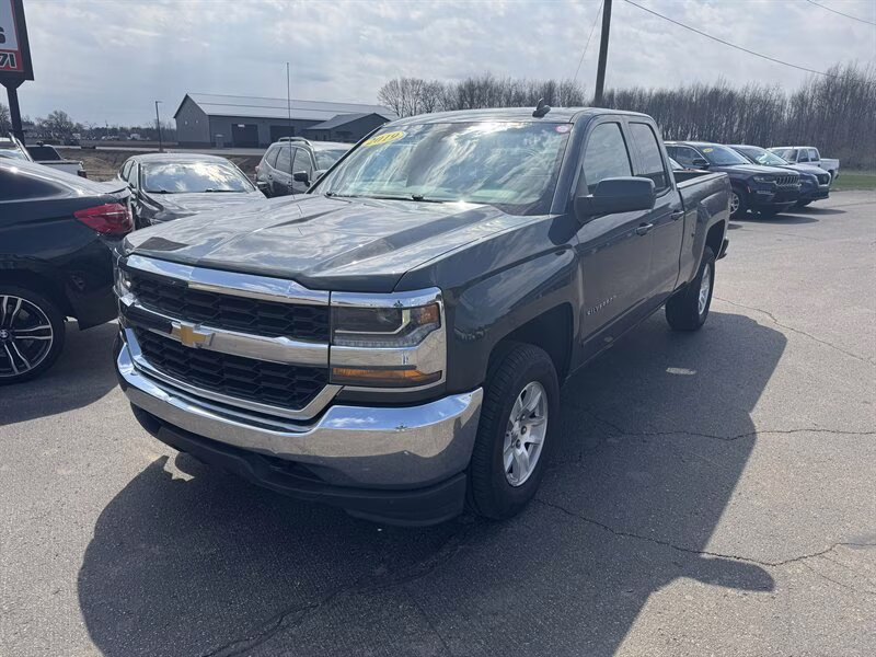 2019 Graphite Metallic Chevrolet Silverado 1500 LD LT 4X4 Truck