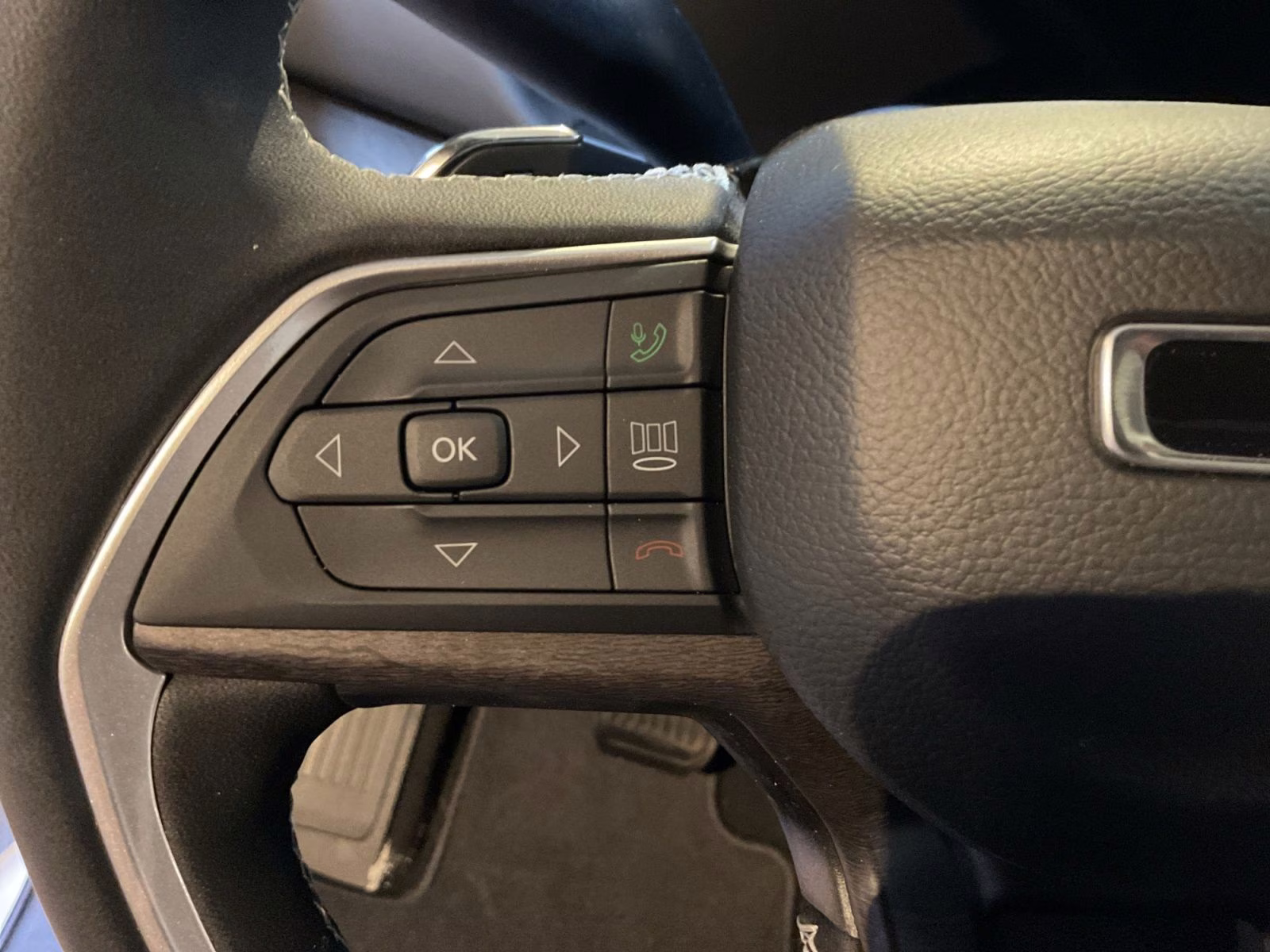 2026 Bright White Clearcoat Jeep Grand Cherokee Laredo 4X4 SUV