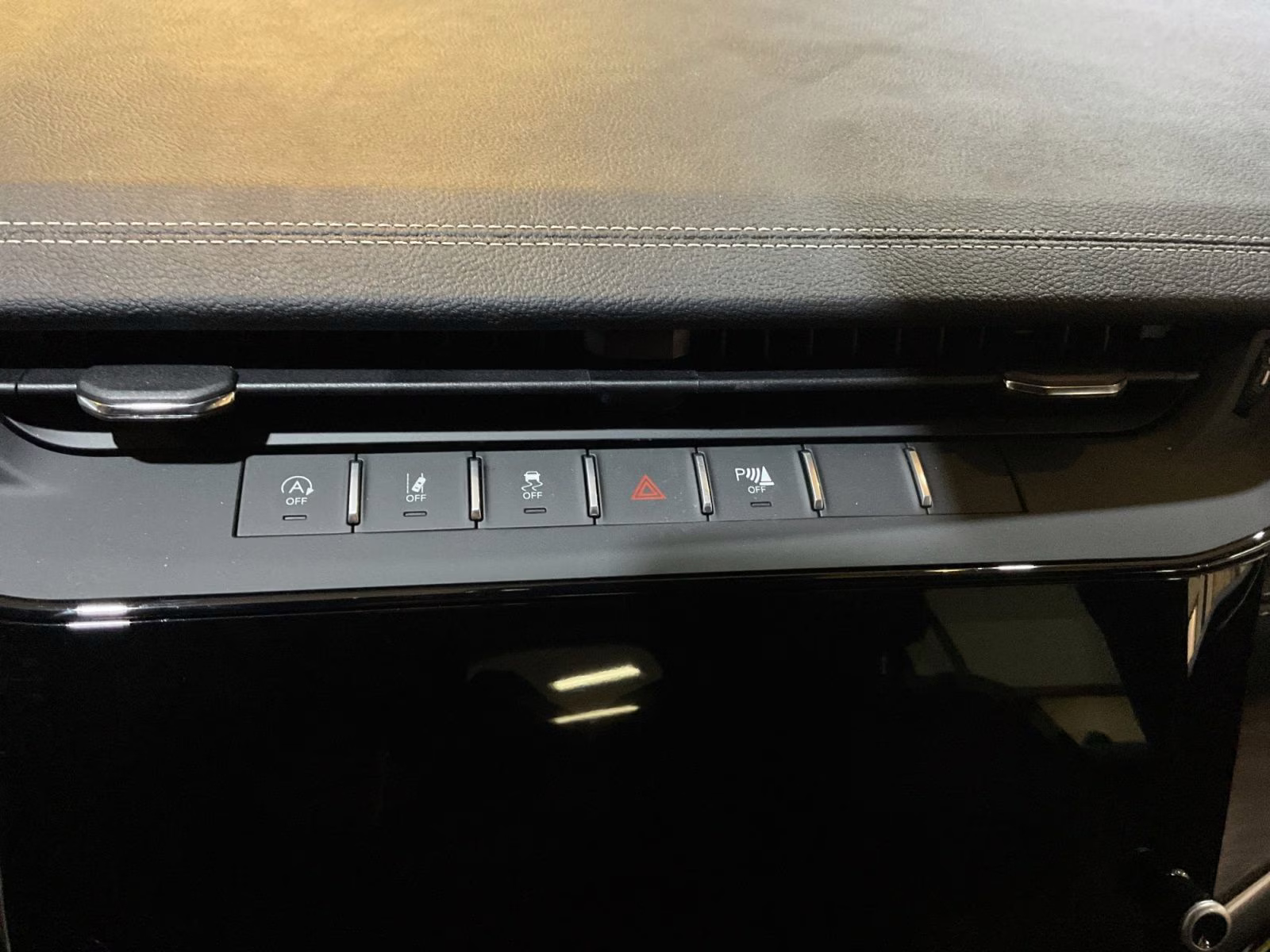 2026 Bright White Clearcoat Jeep Grand Cherokee Laredo 4X4 SUV