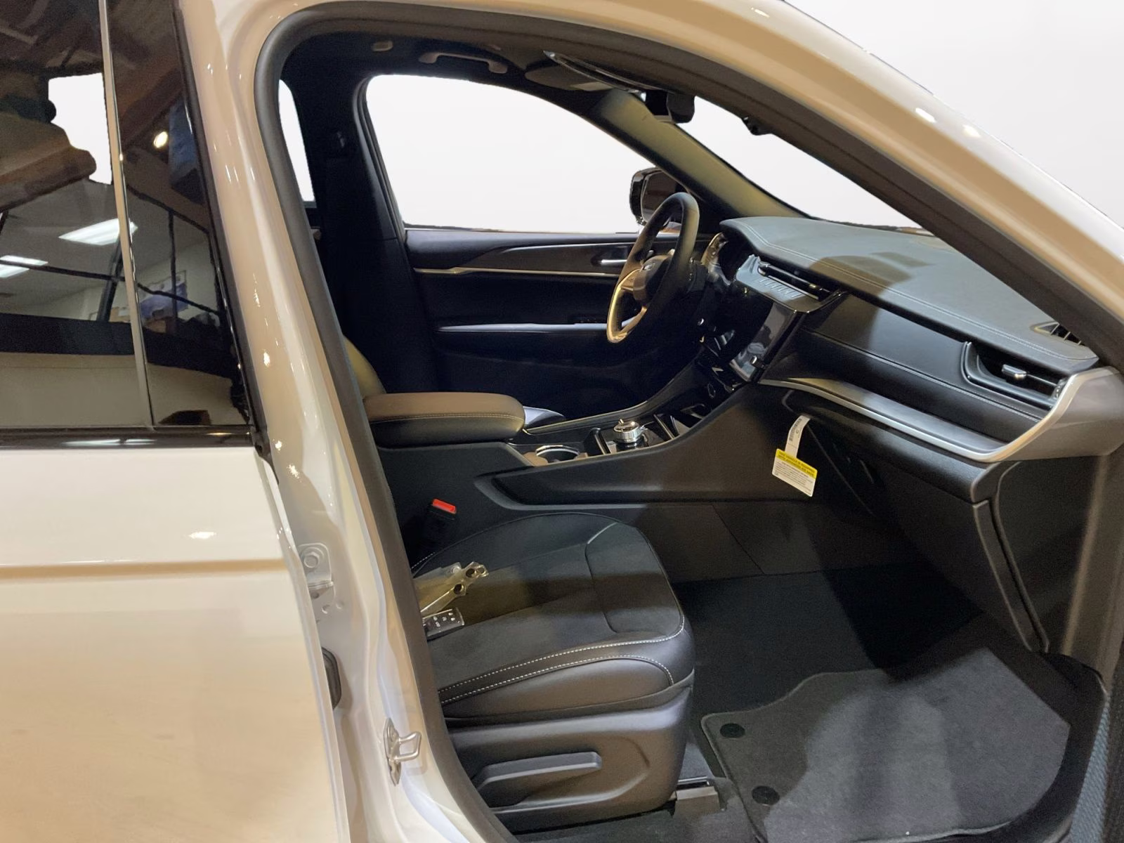 2026 Bright White Clearcoat Jeep Grand Cherokee Laredo 4X4 SUV