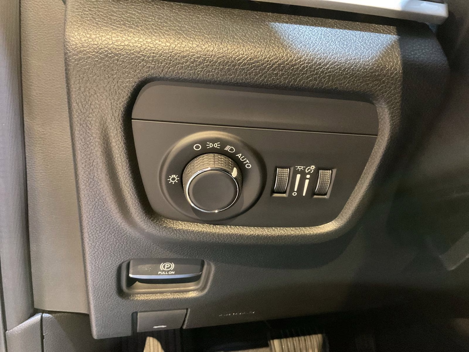 2026 Bright White Clearcoat Jeep Grand Cherokee Laredo 4X4 SUV