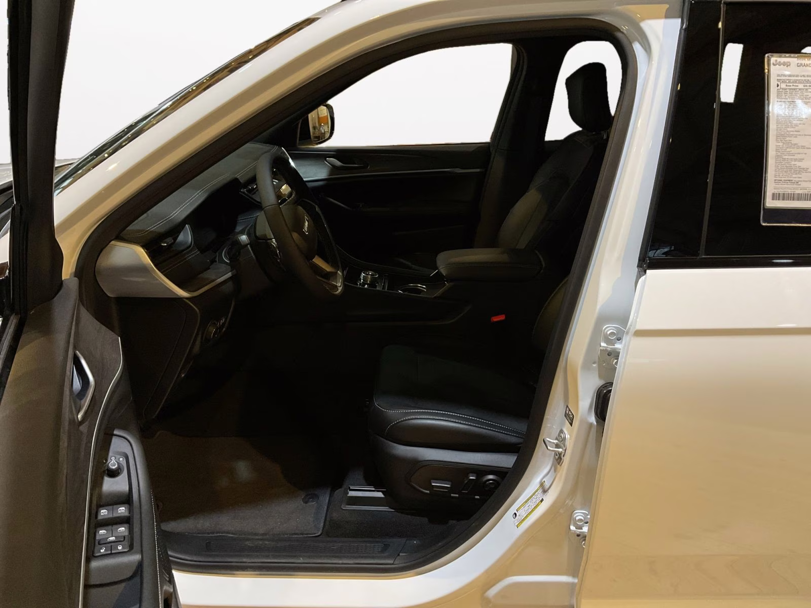 2026 Bright White Clearcoat Jeep Grand Cherokee Laredo 4X4 SUV