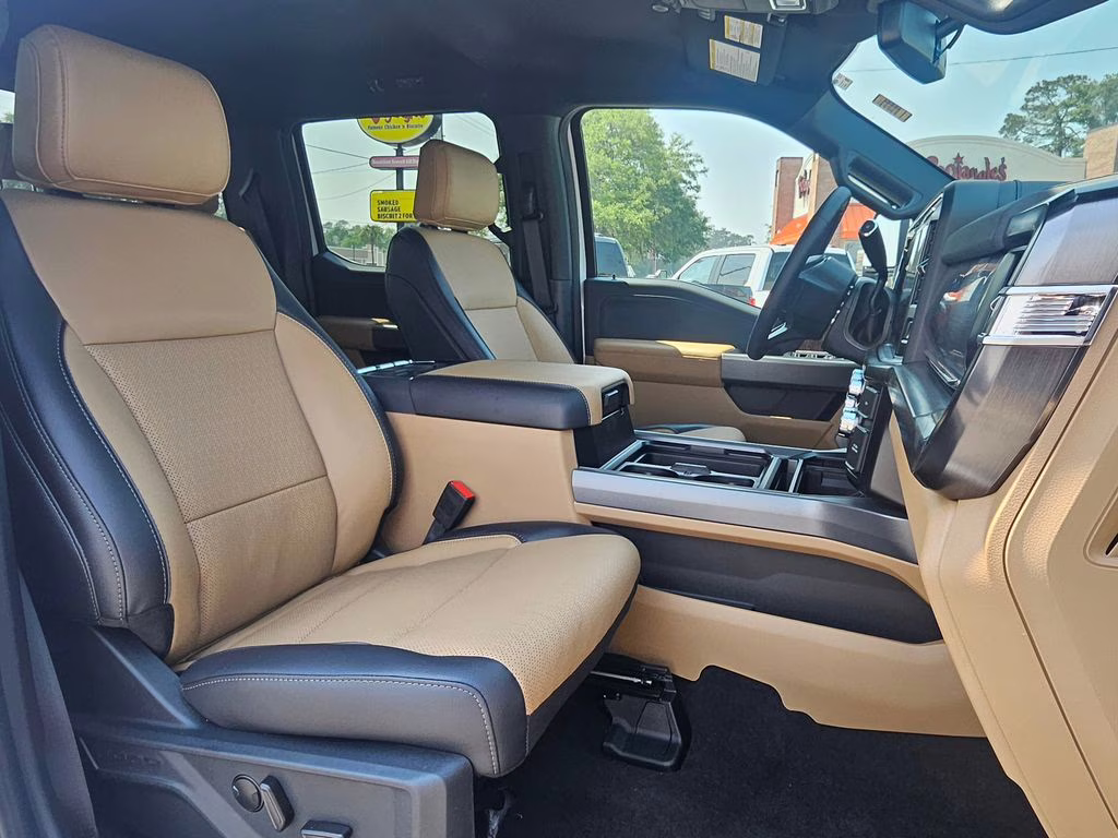 2026 Oxford White Ford Super Duty F-250 SRW Lariat 4X4 Truck