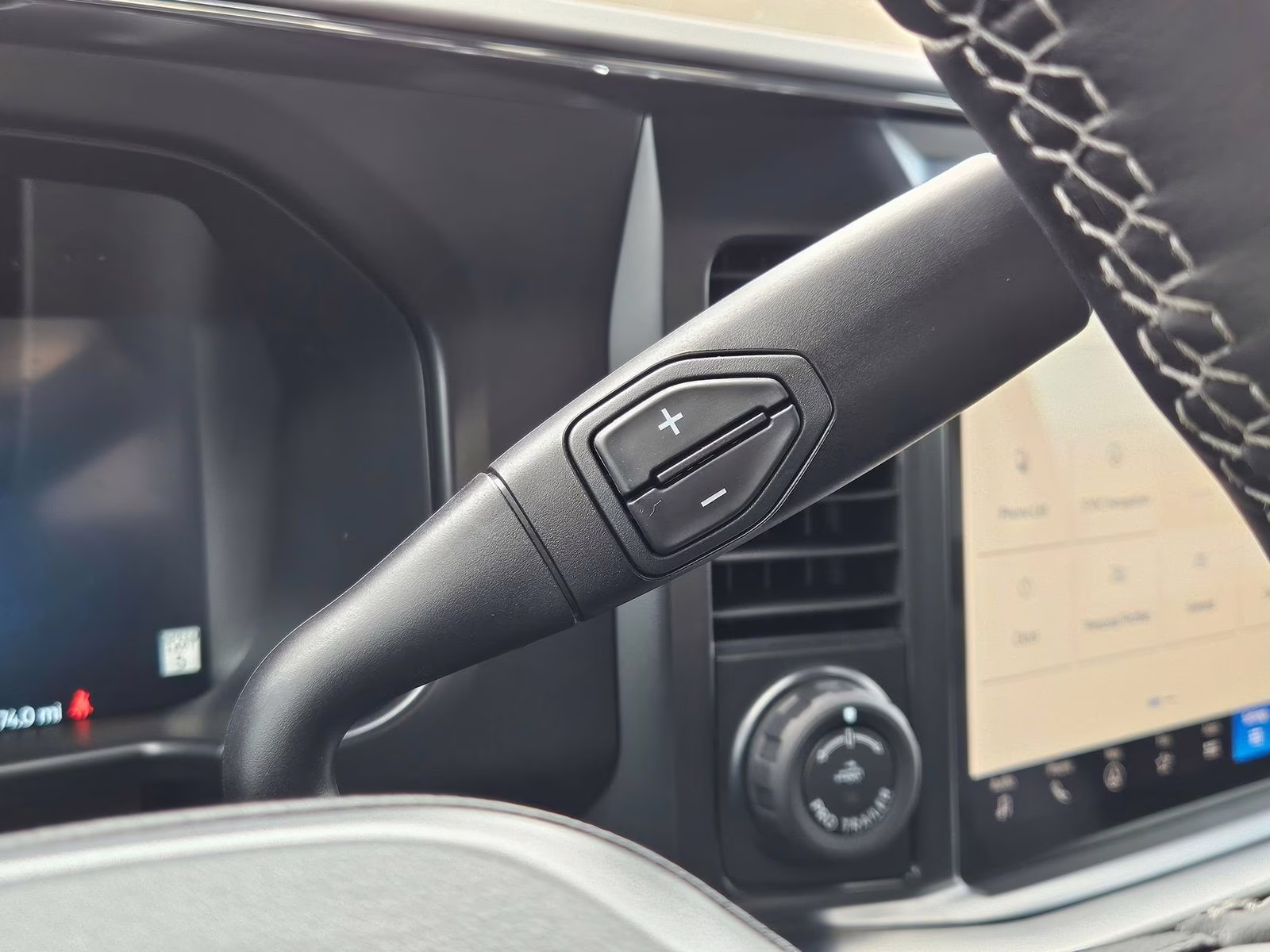 2026 Oxford White Ford Super Duty F-350 SRW Lariat 4X4 Truck