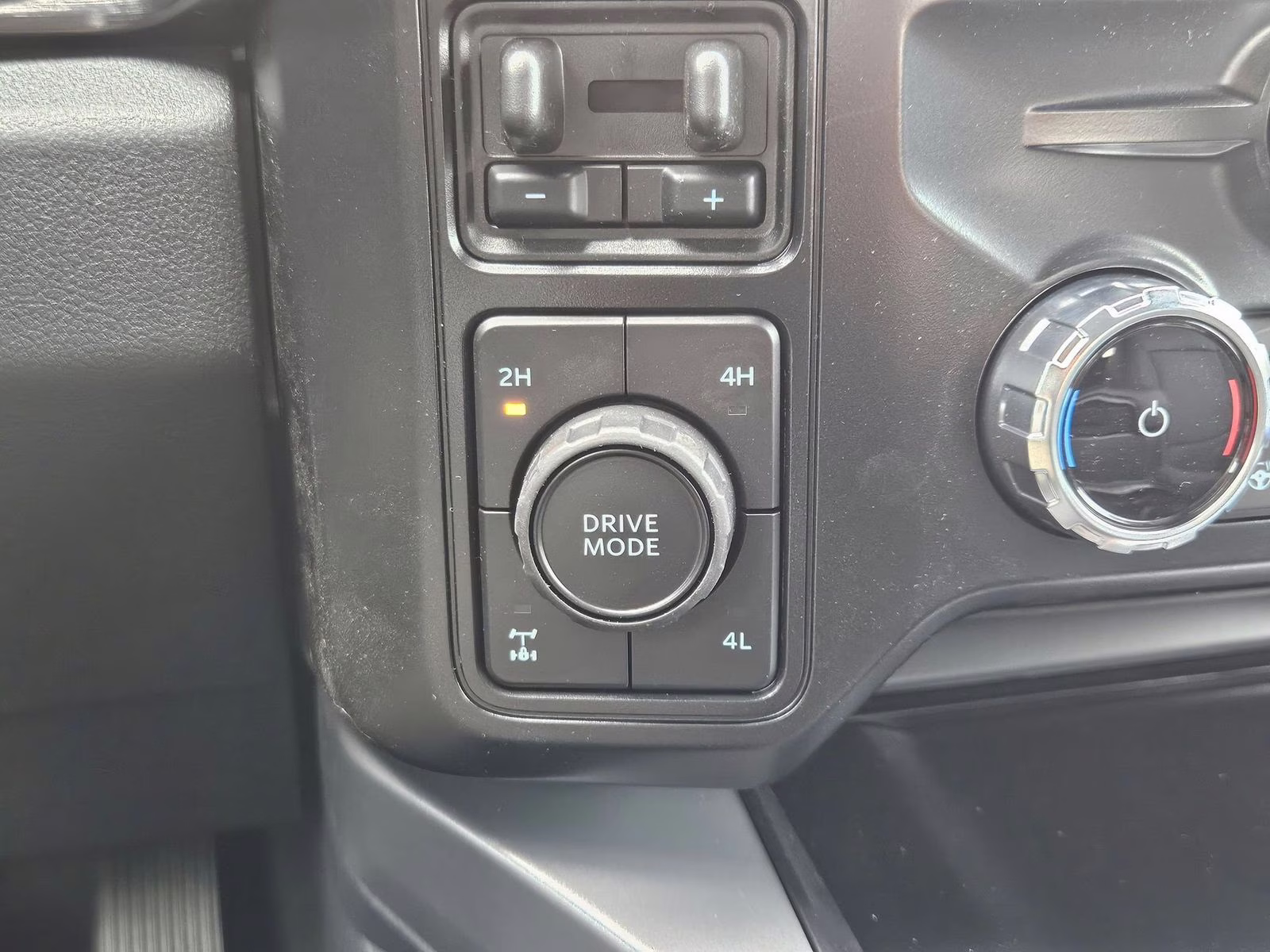 2026 Oxford White Ford Super Duty F-350 SRW Lariat 4X4 Truck