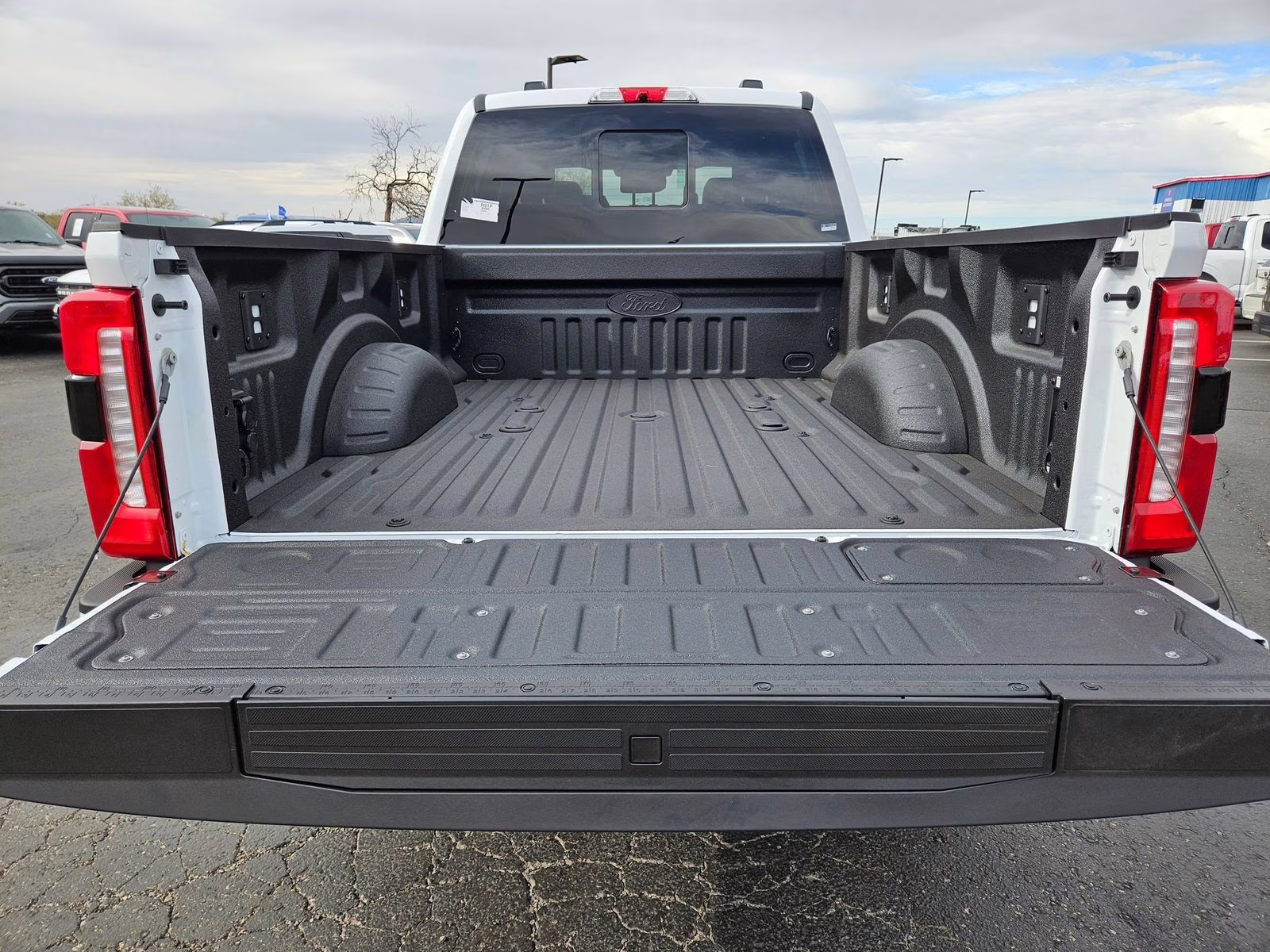 2026 Oxford White Ford Super Duty F-350 SRW Lariat 4X4 Truck