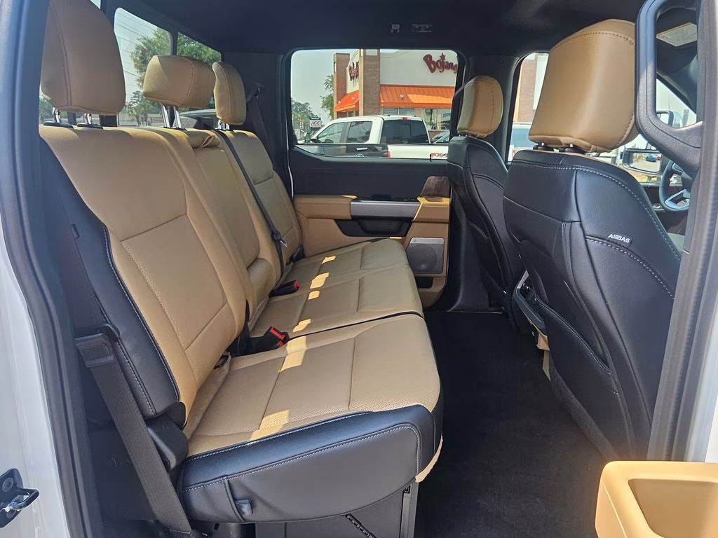 2026 Oxford White Ford Super Duty F-250 SRW Lariat 4X4 Truck