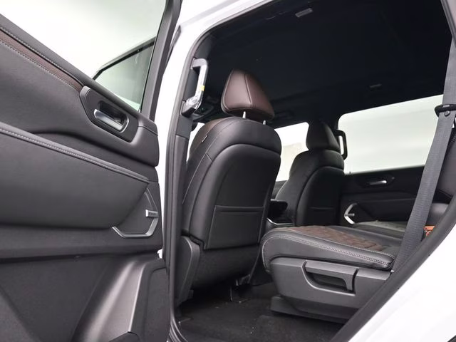 2026 Everest White Pearl Tricoat Nissan Armada Platinum Reserve 4X4 SUV