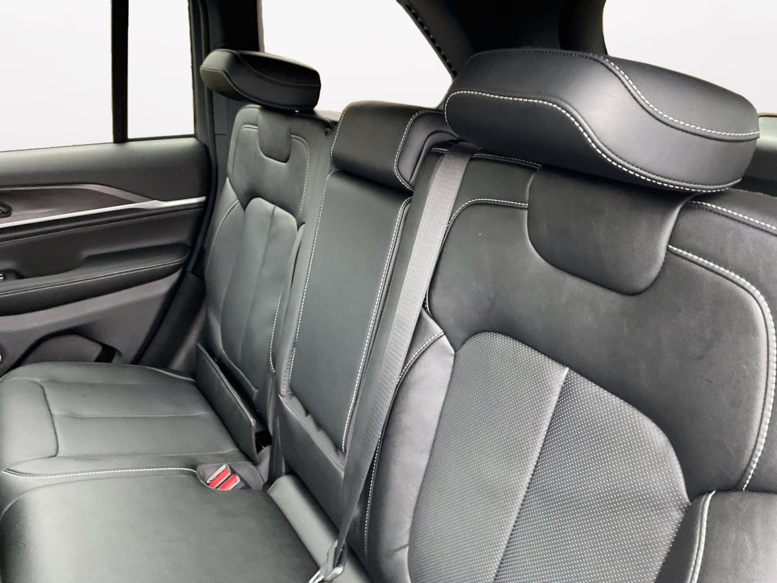 2026 Diamond Black Crystal Pearlcoat Jeep Grand Cherokee Limited 4X4 SUV