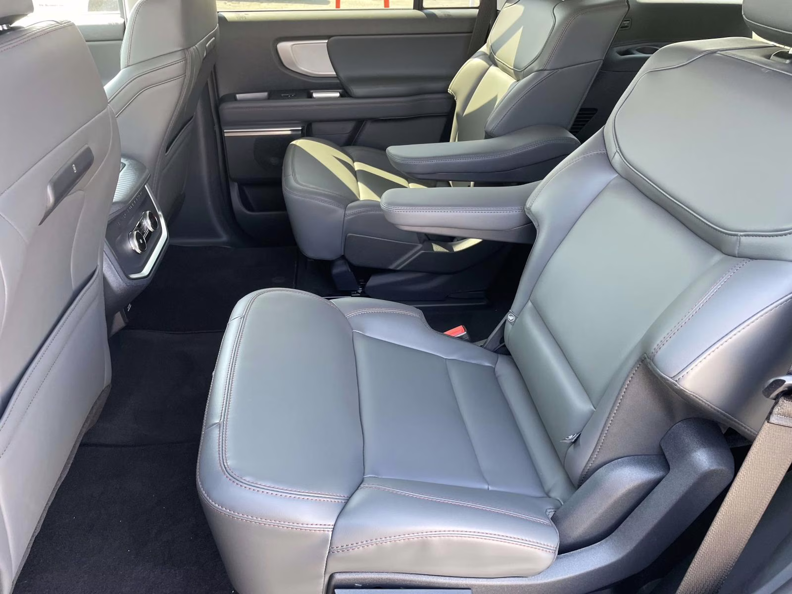 2025 Black Metallic Ford Expedition Active 4X4 SUV