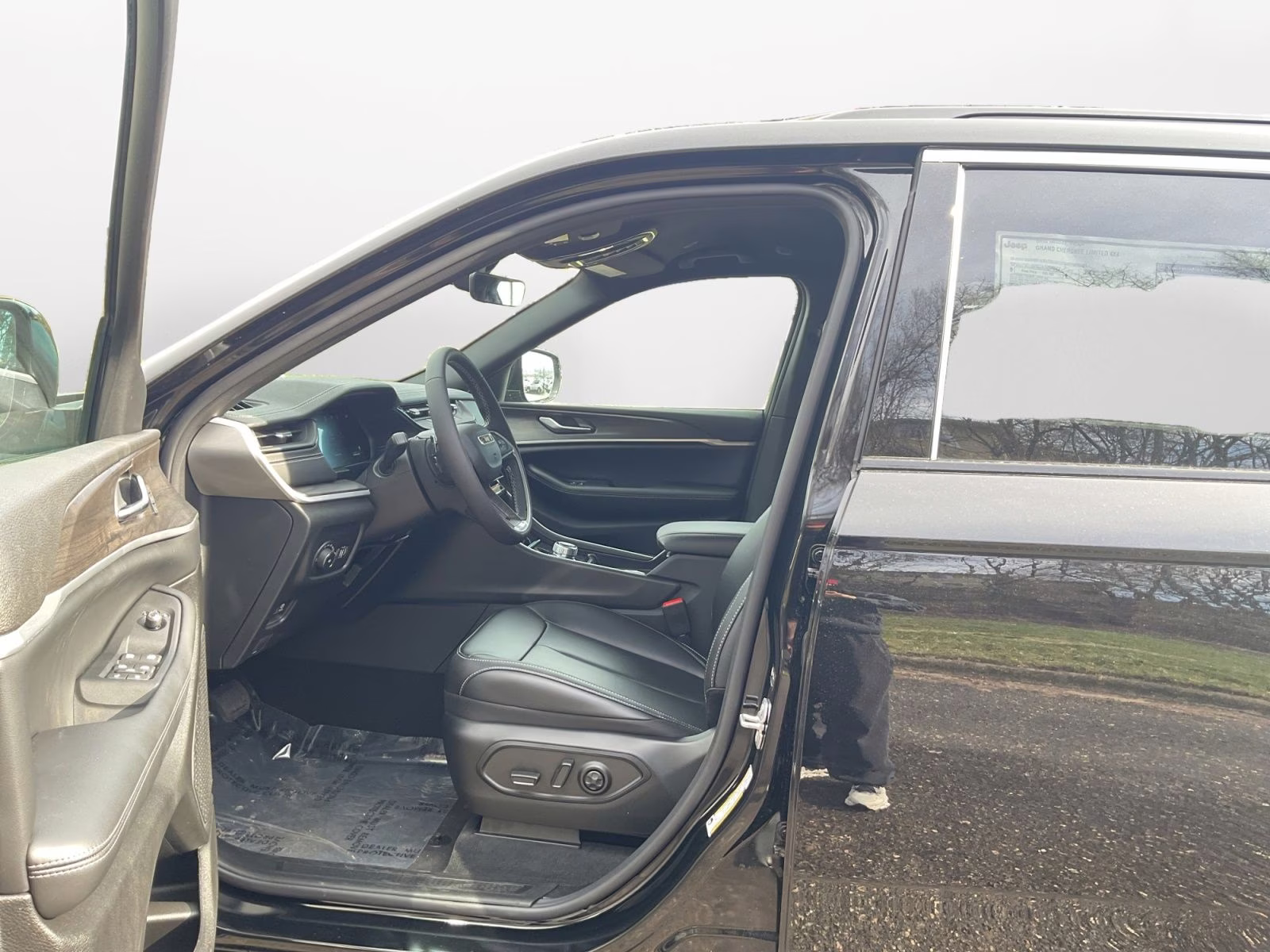 2026 Diamond Black Crystal Pearlcoat Jeep Grand Cherokee Limited 4X4 SUV