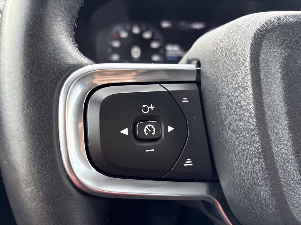 2019 Fusion Red Metallic Volvo XC40 Momentum AWD SUV