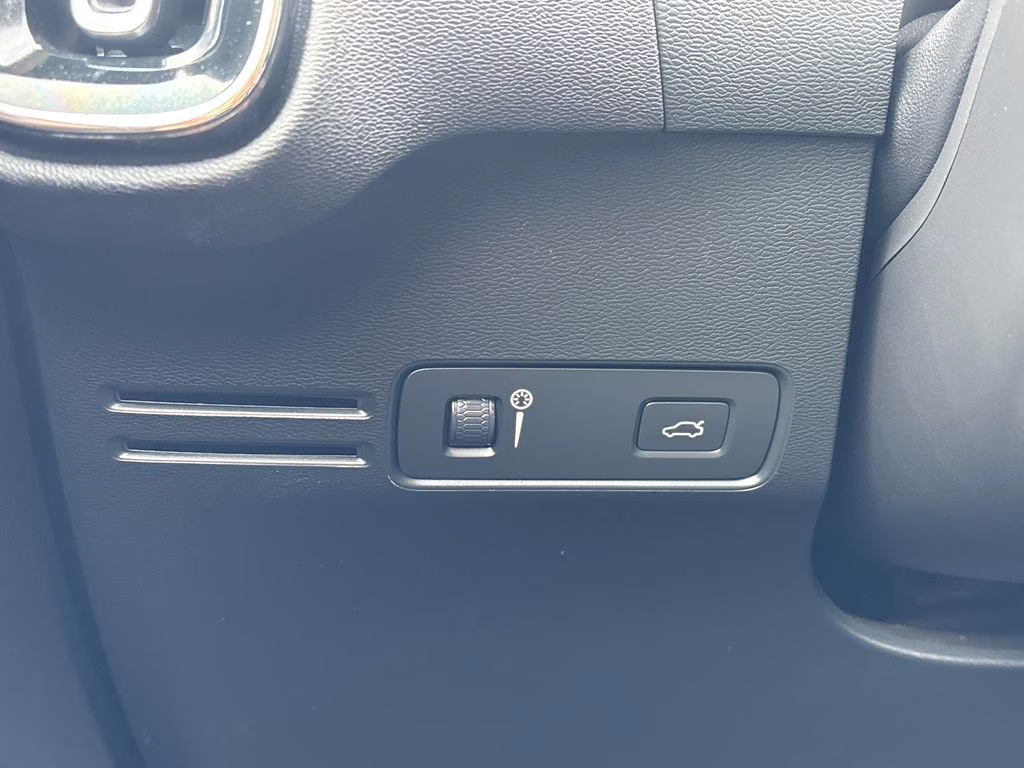 2019 Fusion Red Metallic Volvo XC40 Momentum AWD SUV