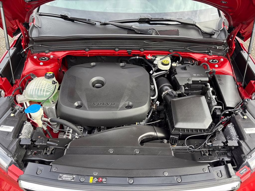 2019 Fusion Red Metallic Volvo XC40 Momentum AWD SUV