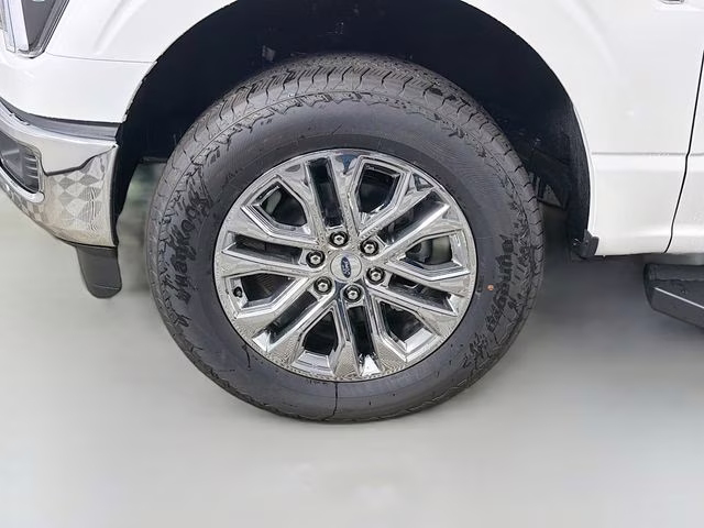 2026 Star White Metallic Tri-Coat Ford F-150 Lariat 4X4 Truck