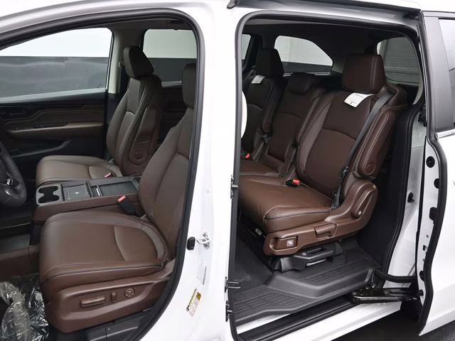 2026 Platinum White Pearl Honda Odyssey Touring FWD Van