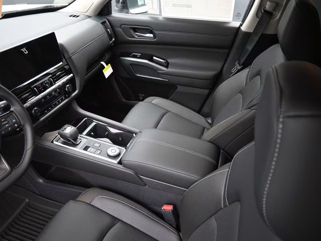 2026 Everest White Pearl Tricoat Nissan Pathfinder SL 4X4 SUV