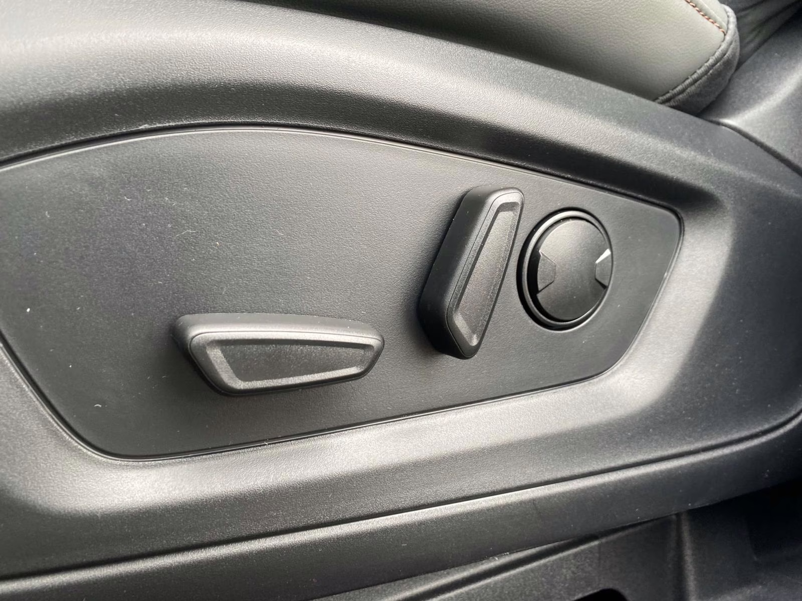 2026 White Metallic Ford Explorer Active RWD SUV