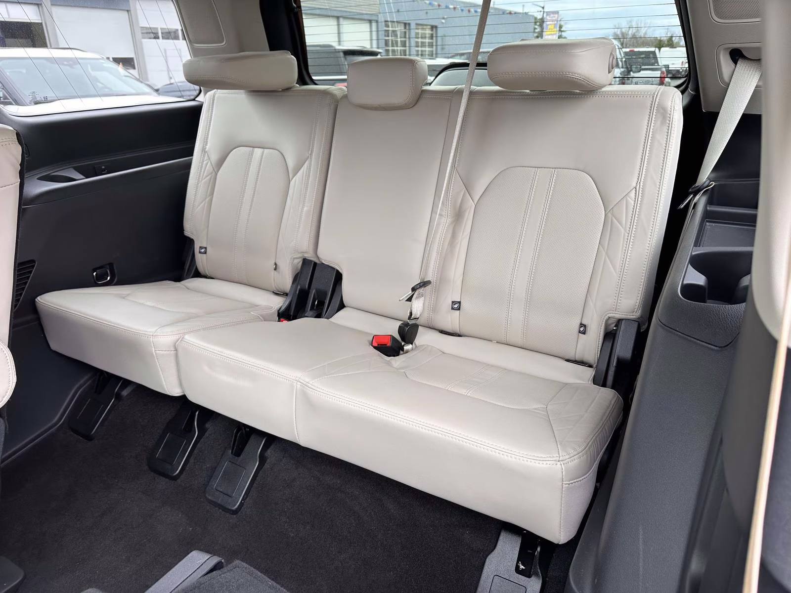 2023 Star White Metallic Tri-Coat Ford Expedition Platinum 4x4 4X4 SUV