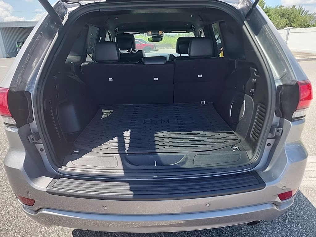 2021 White Jeep Grand Cherokee Laredo E 4X4 SUV