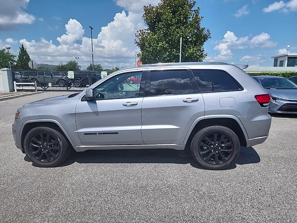 2021 White Jeep Grand Cherokee Laredo E 4X4 SUV