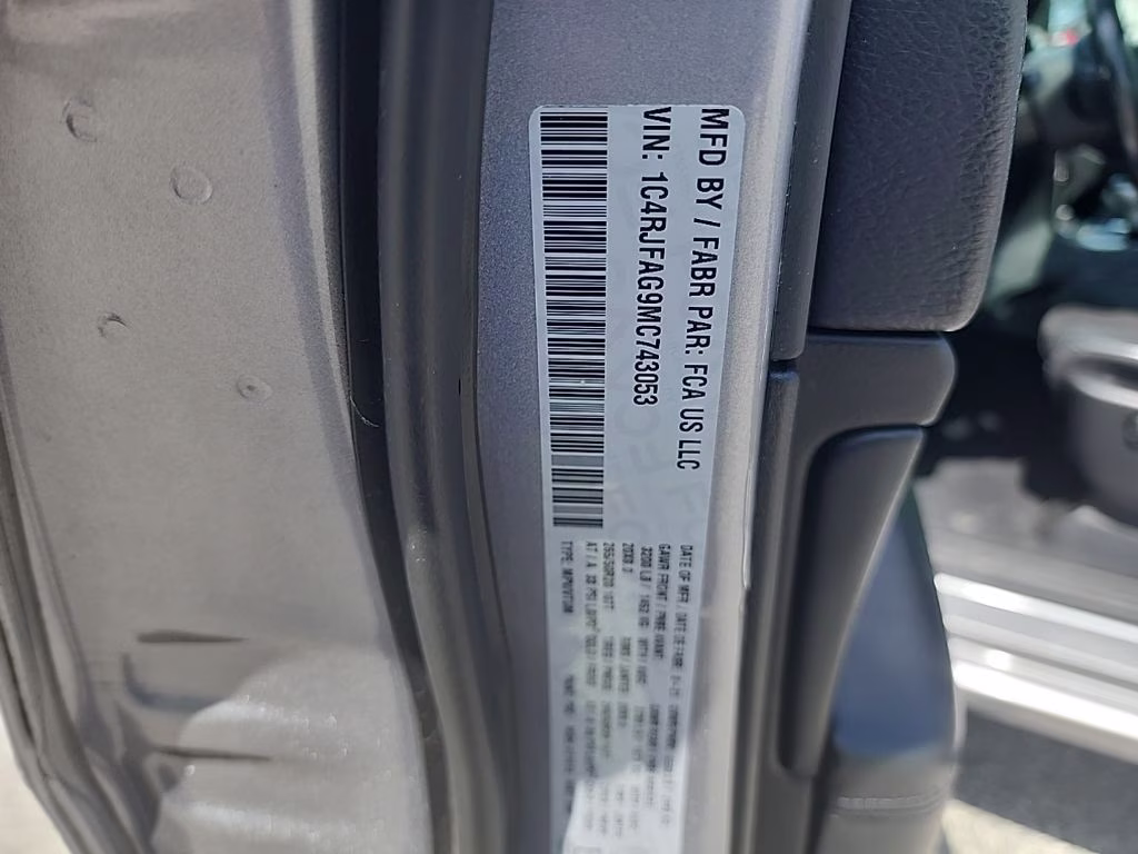 2021 White Jeep Grand Cherokee Laredo E 4X4 SUV