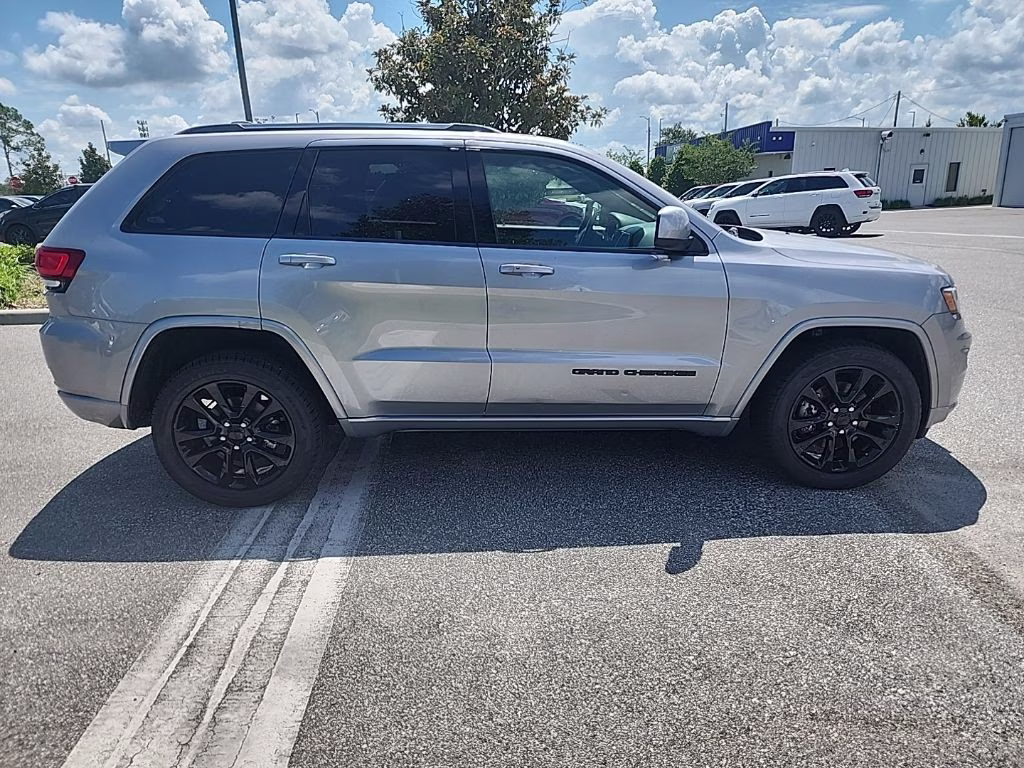 2021 White Jeep Grand Cherokee Laredo E 4X4 SUV