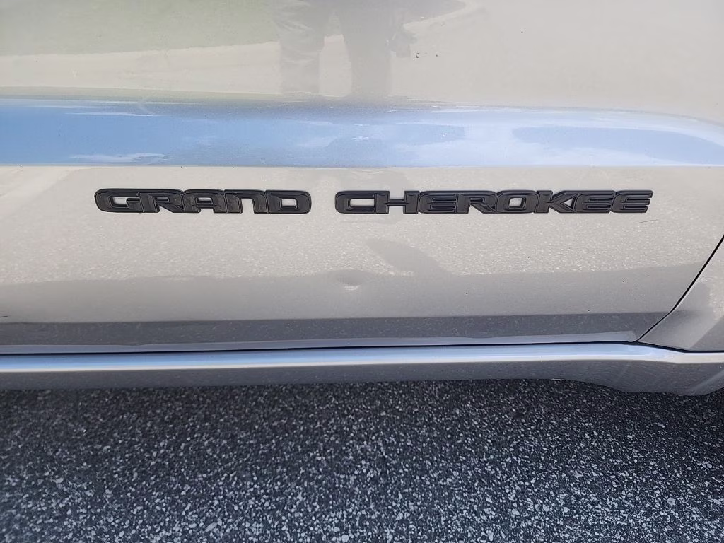 2021 White Jeep Grand Cherokee Laredo E 4X4 SUV