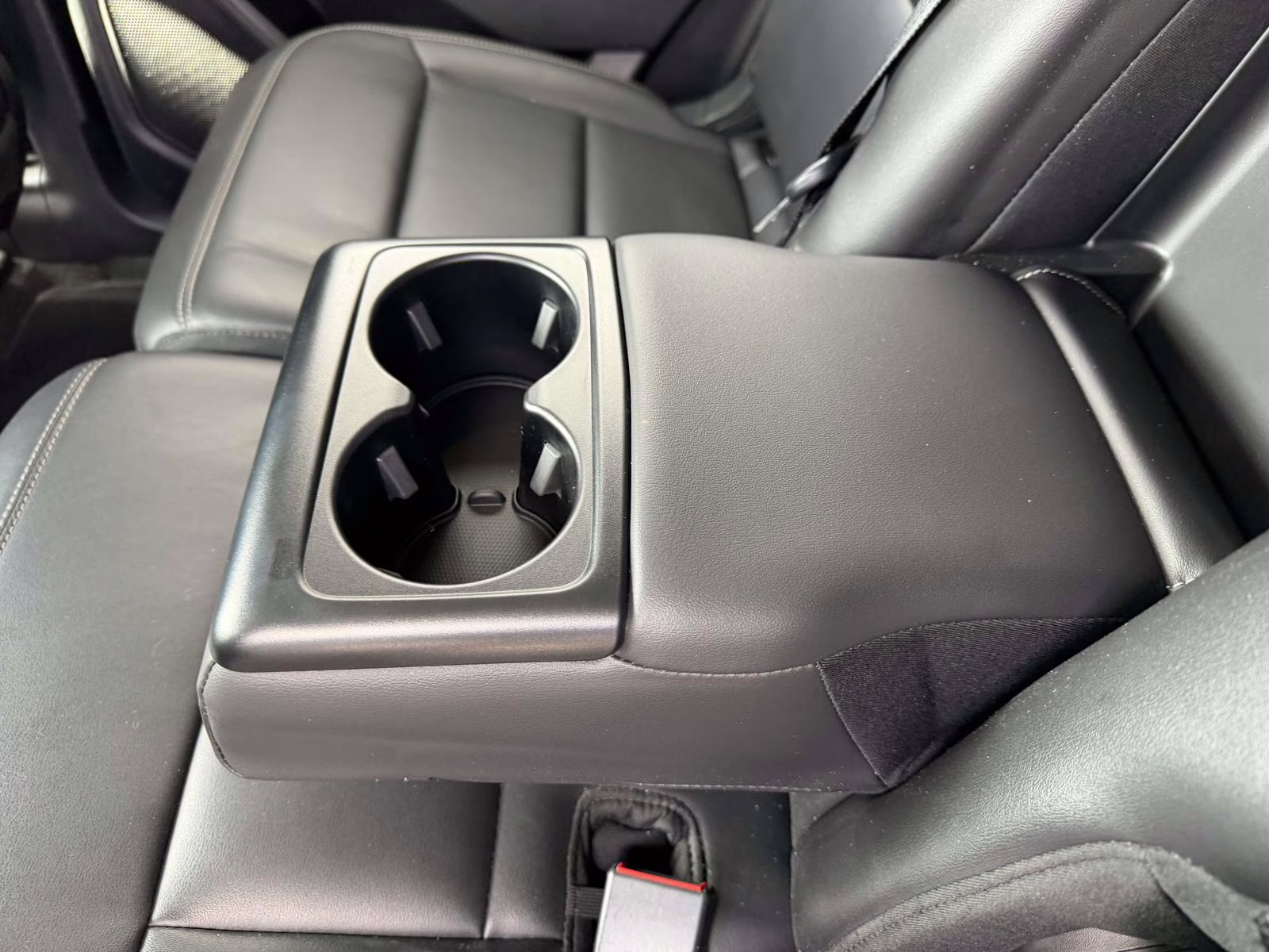 2022 White Ford Explorer XLT 4WD 4X4 SUV