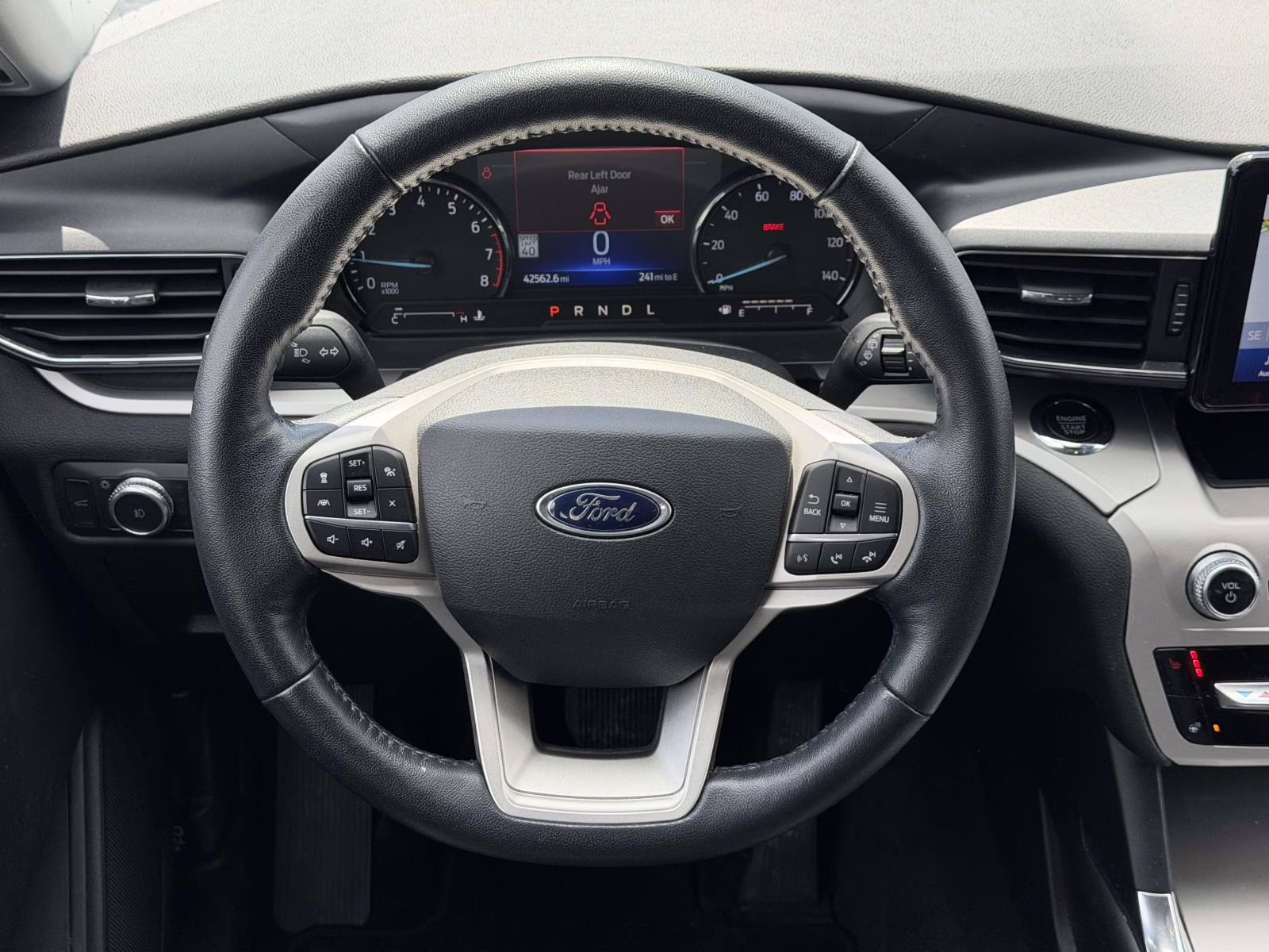 2022 White Ford Explorer XLT 4WD 4X4 SUV