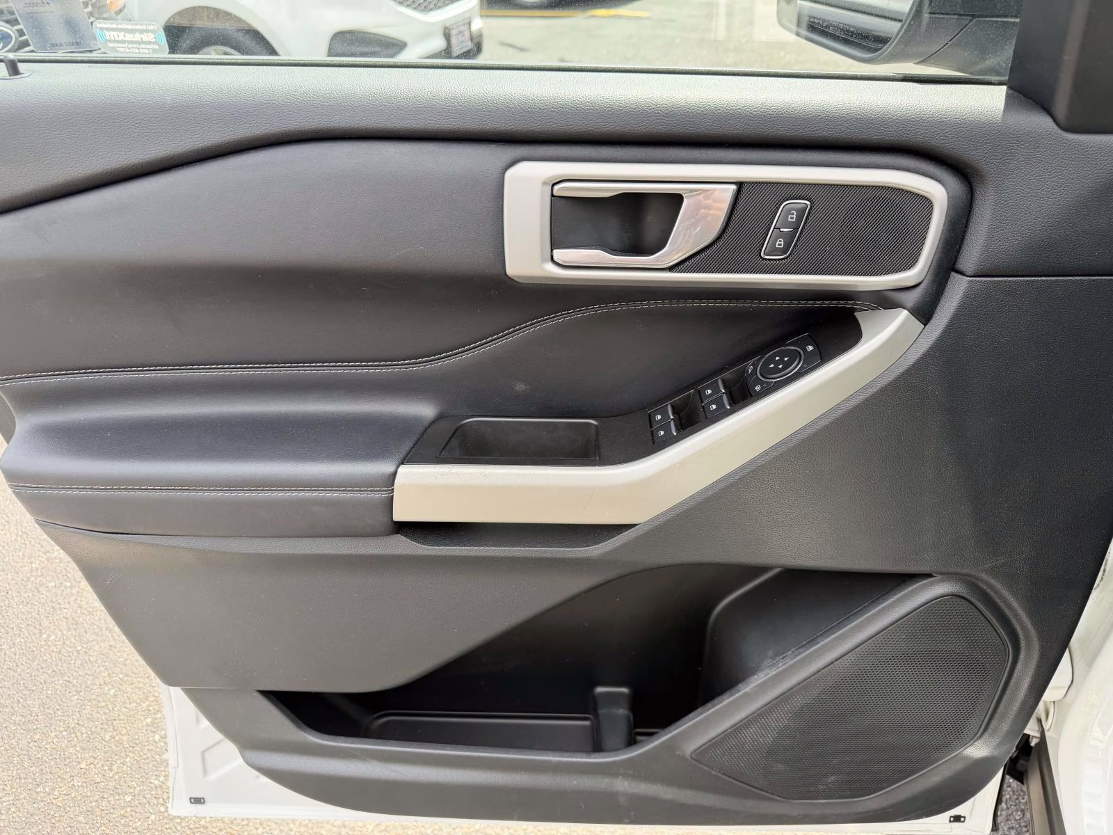 2022 White Ford Explorer XLT 4WD 4X4 SUV