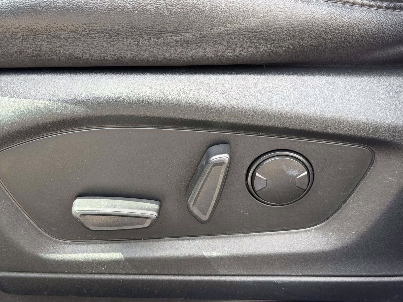 2022 White Ford Explorer XLT 4WD 4X4 SUV