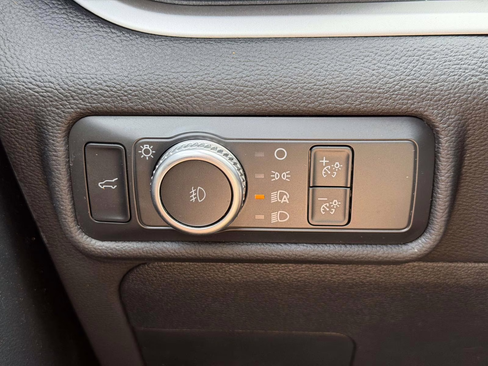 2022 White Ford Explorer XLT 4WD 4X4 SUV