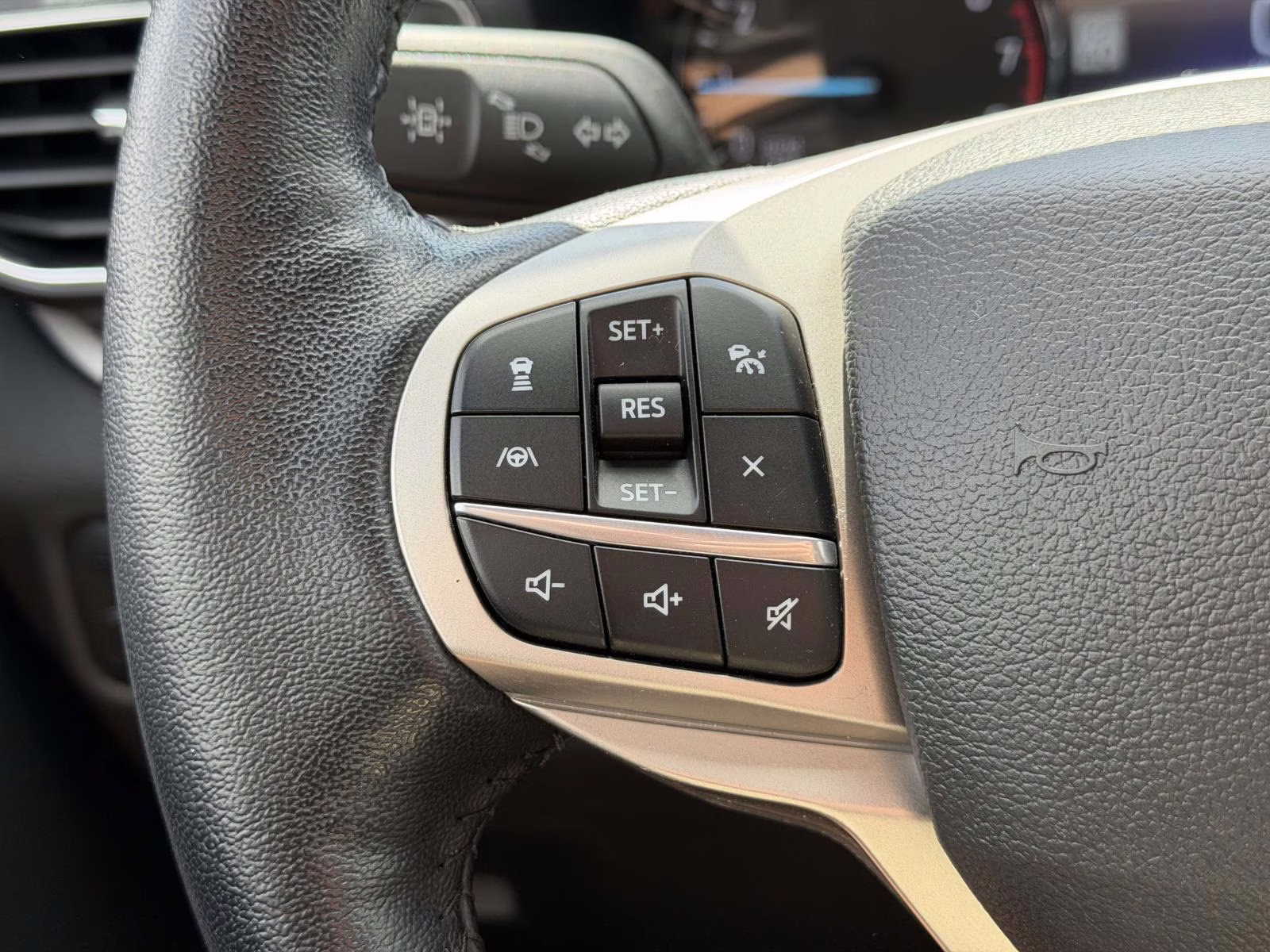 2022 White Ford Explorer XLT 4WD 4X4 SUV