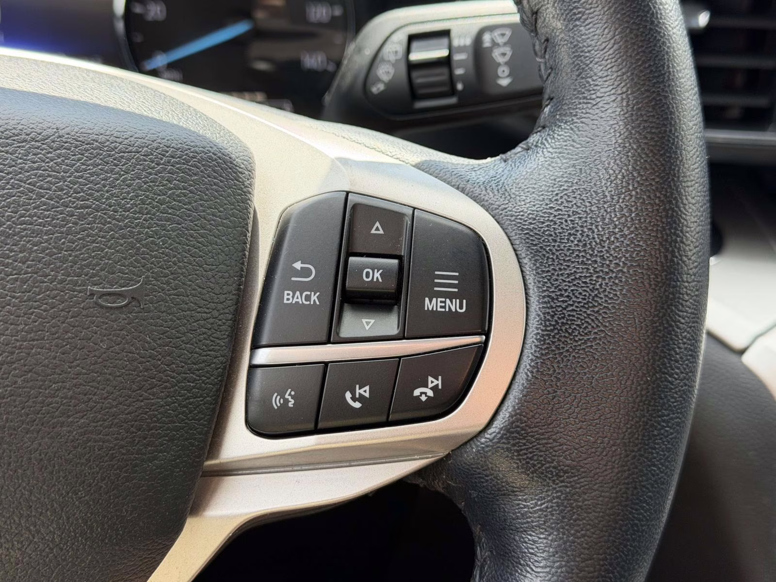 2022 White Ford Explorer XLT 4WD 4X4 SUV