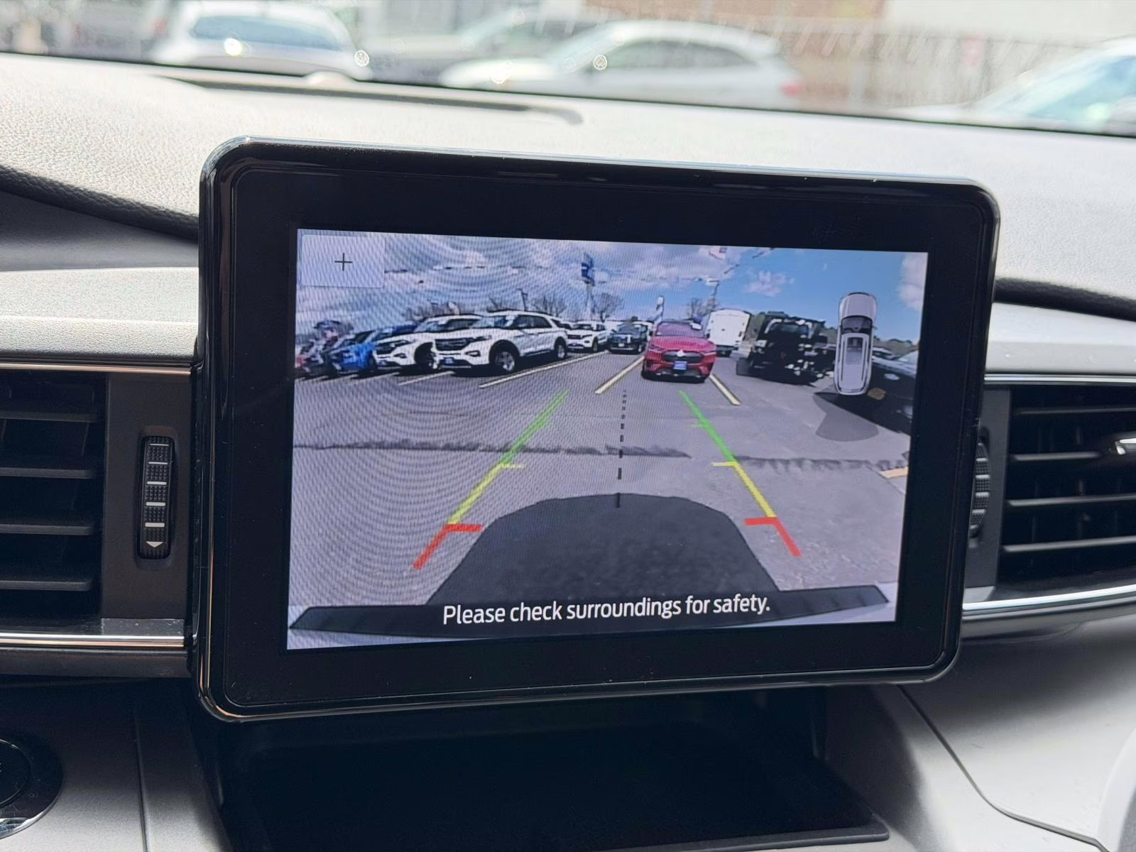 2022 White Ford Explorer XLT 4WD 4X4 SUV