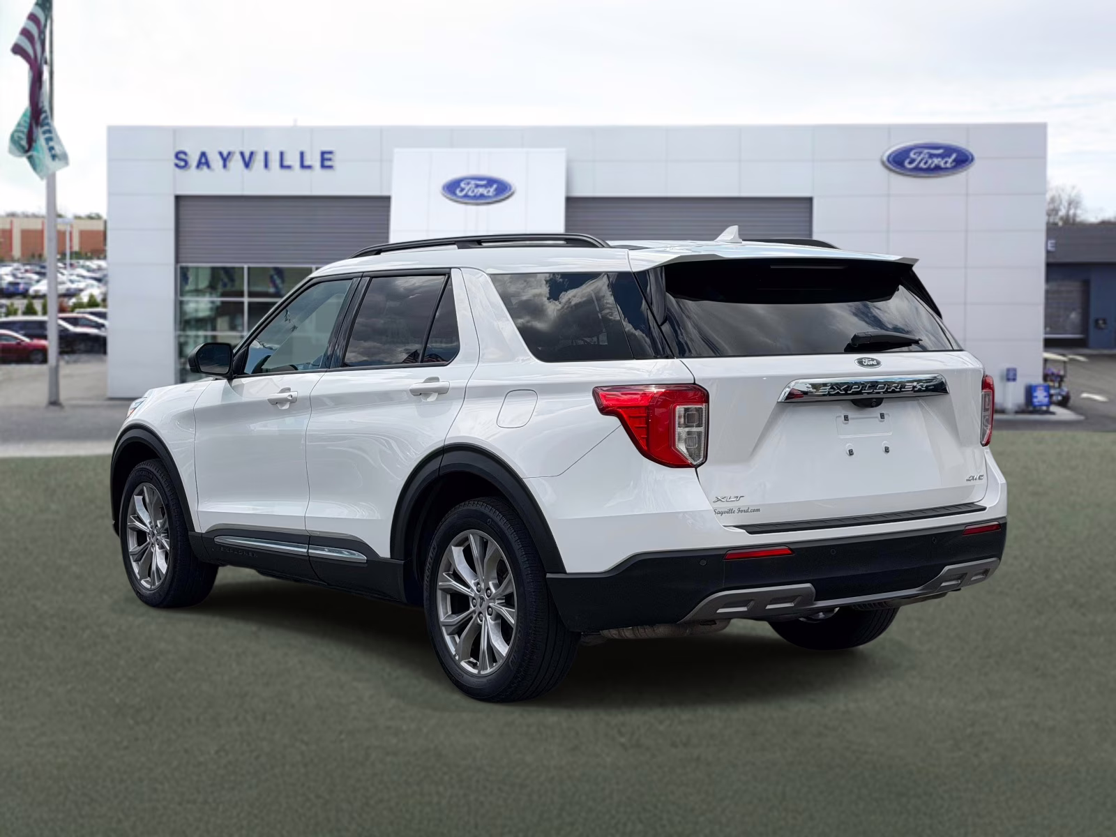 2022 White Ford Explorer XLT 4WD 4X4 SUV