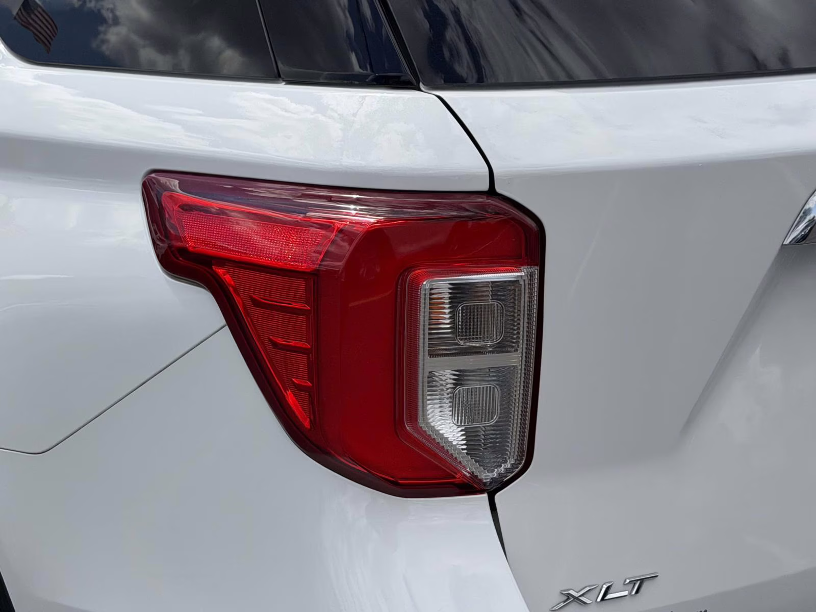 2022 White Ford Explorer XLT 4WD 4X4 SUV