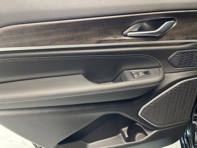 2026 Diamond Black Crystal Pearlcoat Jeep Grand Cherokee L Limited Reserve 4X4 SUV